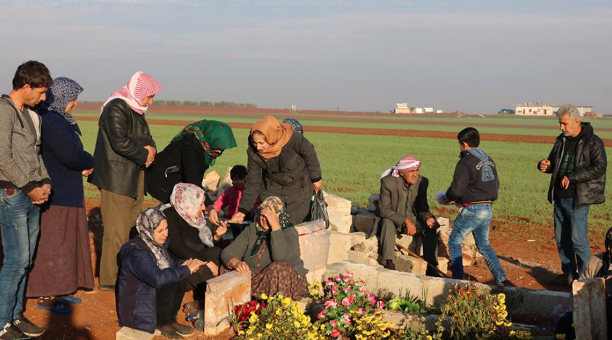 بعد تدمير مزاراتهم وقراهم.. الإيزيديون المُهجرون من عفرين يحيون عيدهم بزيارة مقبرة الشهداء في الشهباء