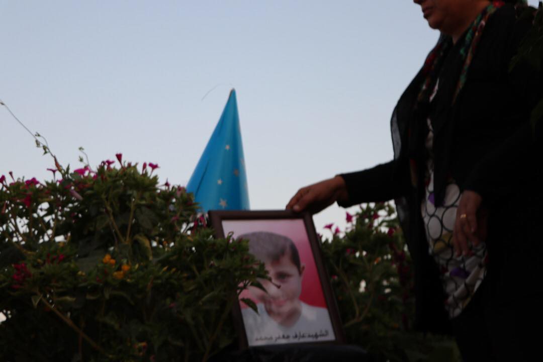 بالصور: عائلة عفرينية مهجّرة تحتفل بعيد ميلاد طفلها في المقبرة