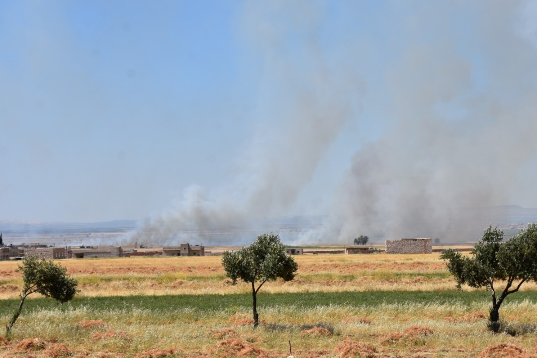 قصف تركي على الشهباء يخلف حرائق في المحاصيل الزراعية .. والنيران لا تزال تلتهم الحقول