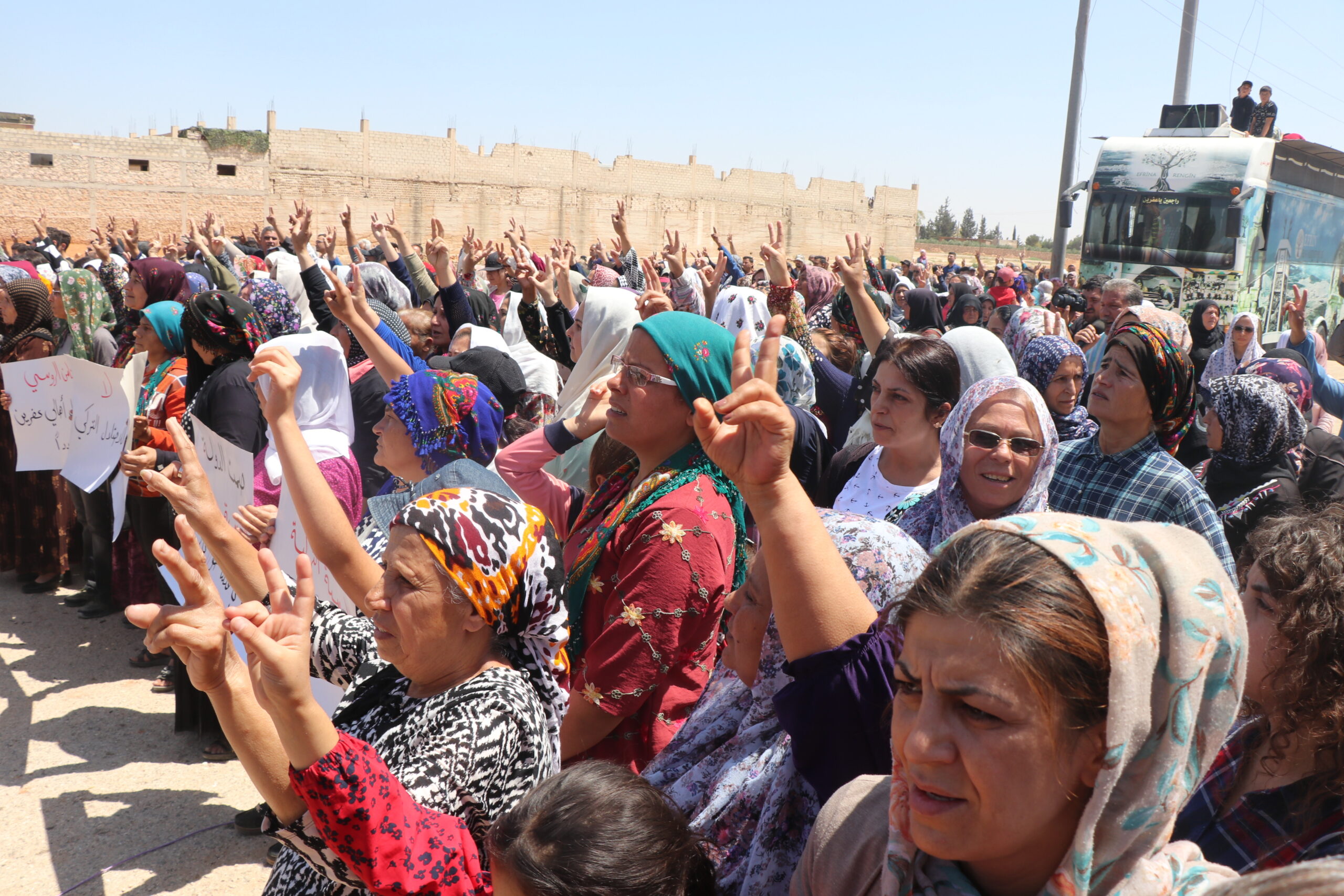 بالصور.. مهجرو عفرين في الشهباء يتظاهرون أمام النقطة الروسية احتجاجاً على الاعتداء التركي الأخير