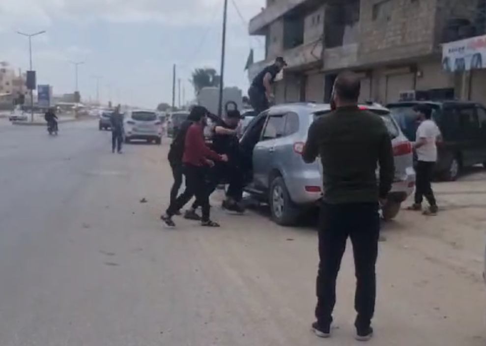 تواصل الاحتجاجات وعناصر تنظيم الهيئة يعتدون على معارضين بالسكـ اكين في إدلب