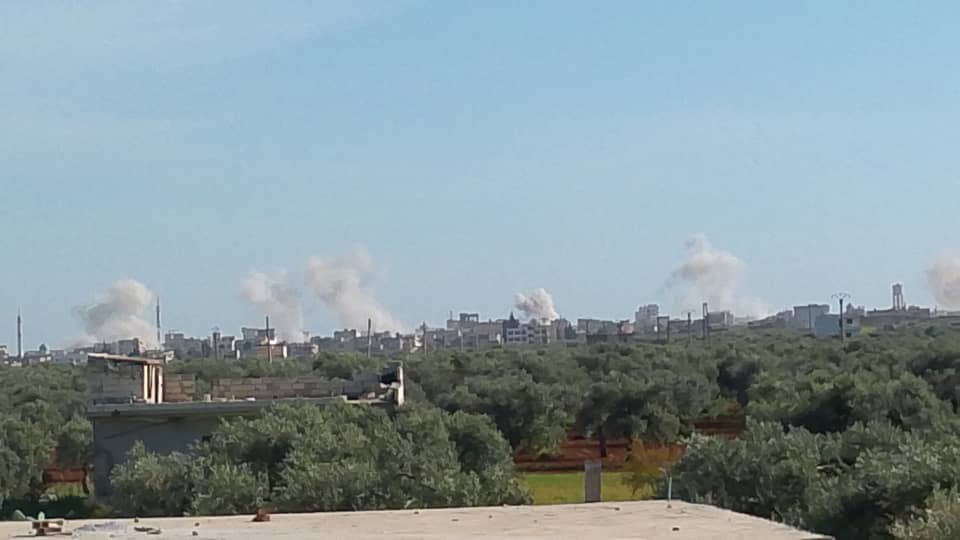 مقـ تل طفلة وإصابة 8 آخرين بقصف بلدة سرمين في ريف إدلب الشرقي
