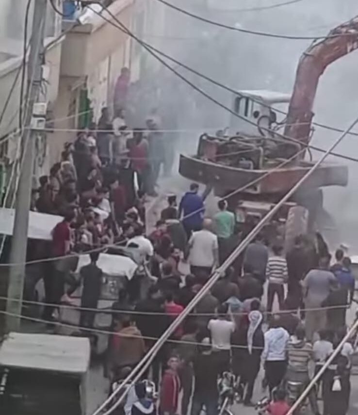 خلاف على ركن سيارة يتسبب بمقتل أربعة أشخاص وإحراق المحال وهدم منزل في مدينة إدلب