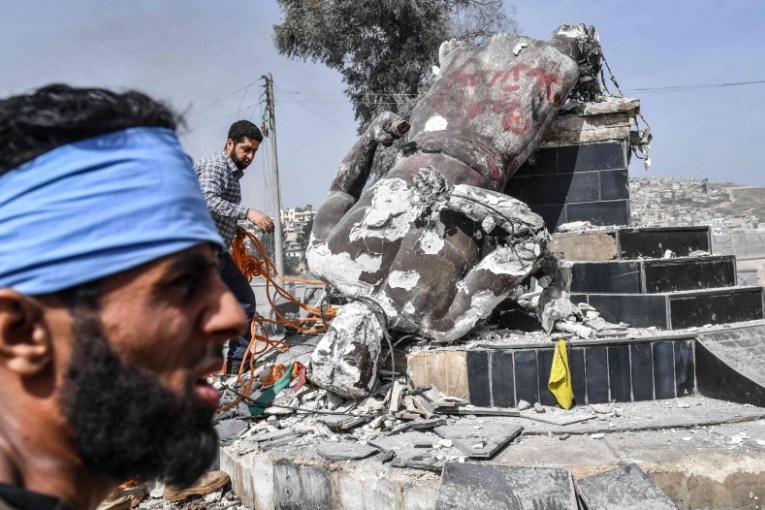 “Shamiya” militia removes stalls around the “Kawa roundabout” to build a mosque