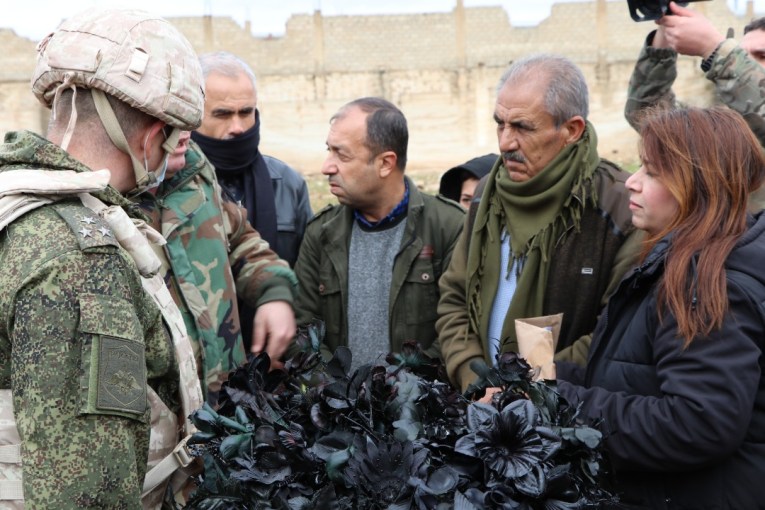 Video: The displaced people of Afrin gift black roses to the Russians in al-Shahba, and demand that they end the Turkish occupation .. What was the response of the Russians?