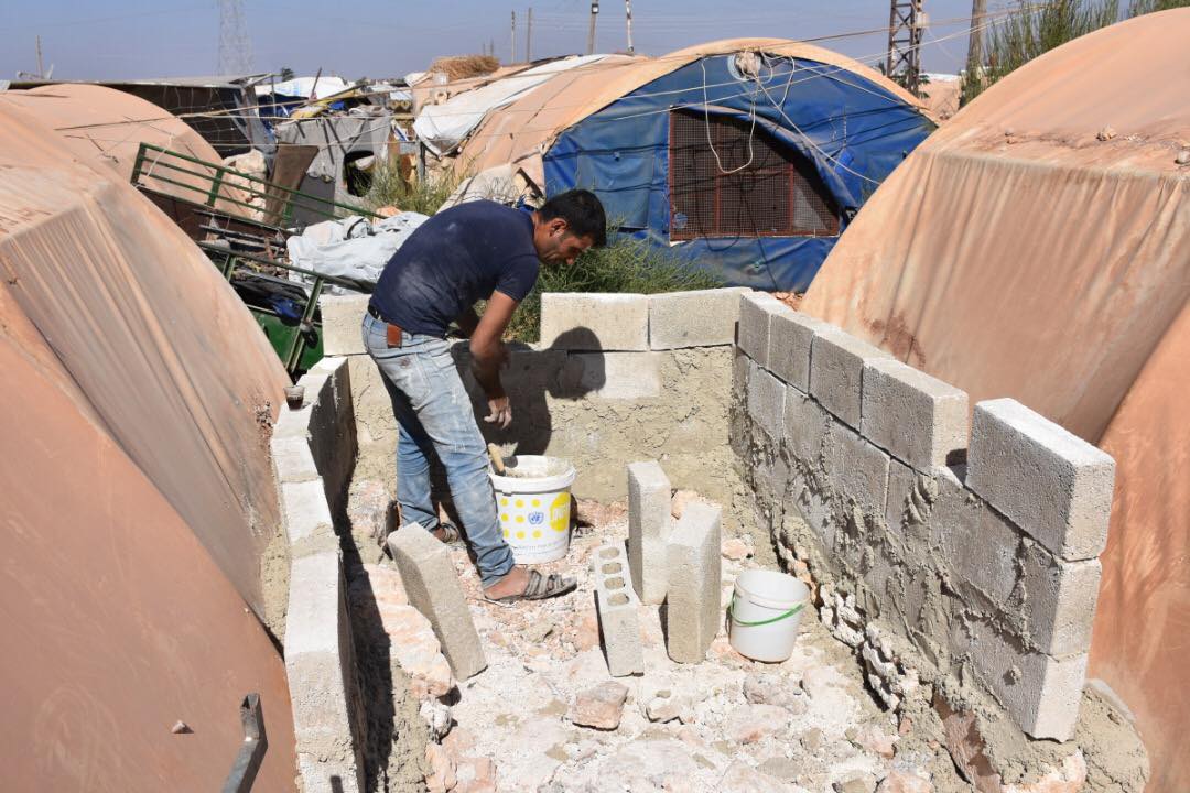 Koçberên Efrînê amadekariyên demsala zivistanê li kampên Şehbayê dikin