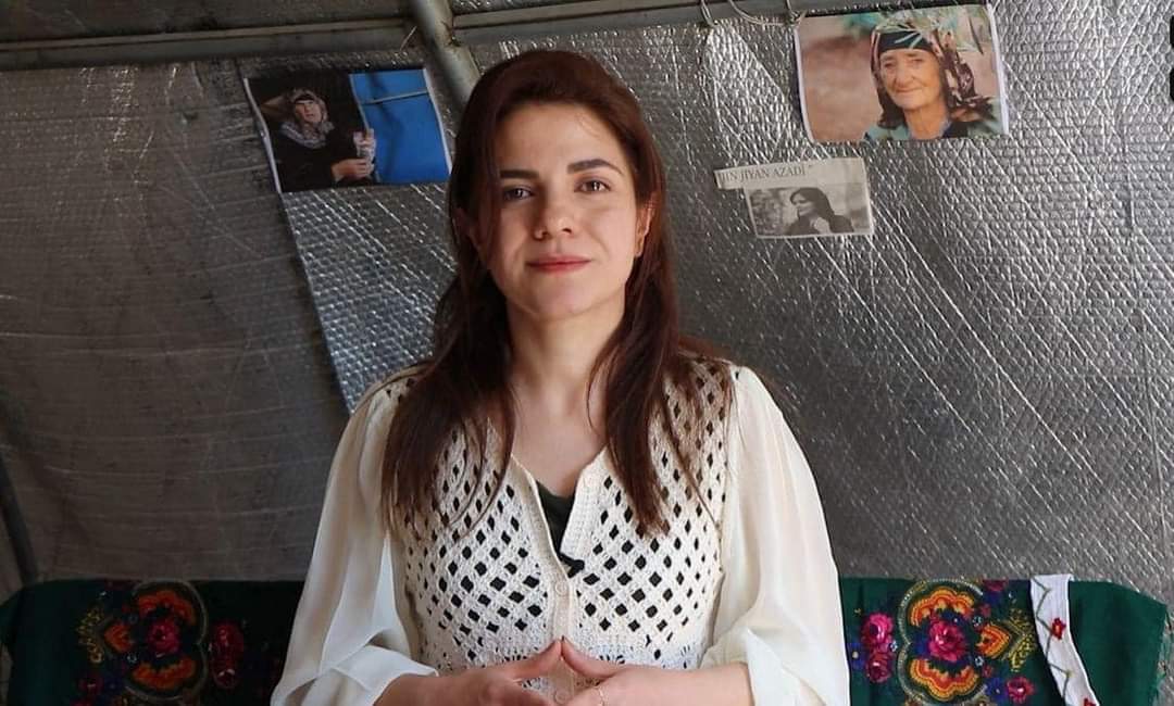 الوكالة الأمريكية للإعلام العالمي تكرّم الإعلامية الكرديّة العفرينيّة نوروز رشو مع صحفيين آخرين وصفتهم بالشجاعة