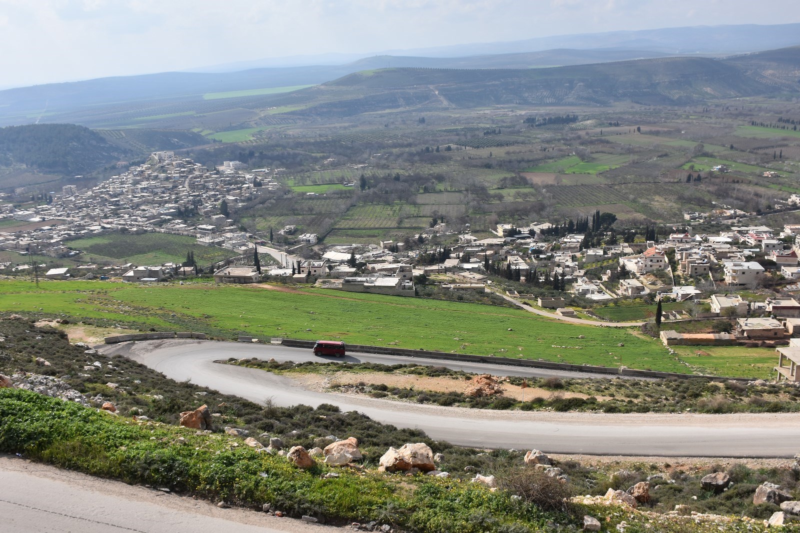 Di pevçûna li ser malên koçberên Efrînê de 3 çekdarên “Elhemze” birîndar bûn