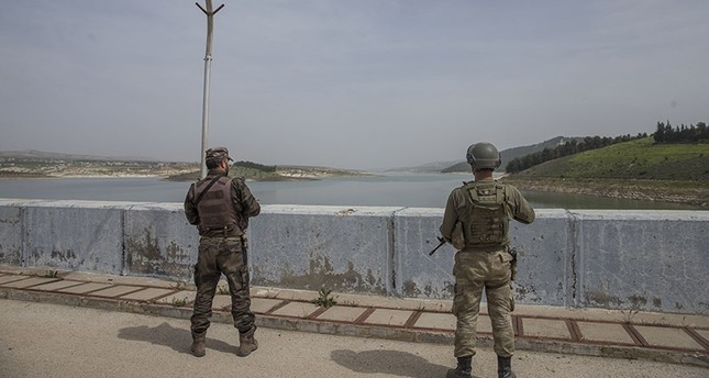 Rêveberê şirketa avê yê niştedagîr bi rêya çekdaran sivîlên Kurd û tevî rêkarên qedexeyê, neçarî dayîna fatûreya avê dikin