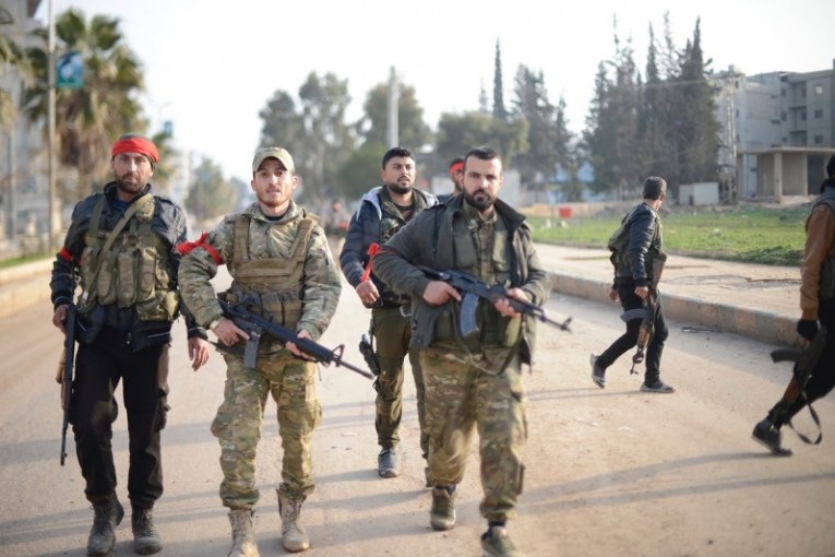 Li gundê Dîkmedaşê hinek niştedagîrên ji Humsê bi hovîtî li welatiyekî Kurd da