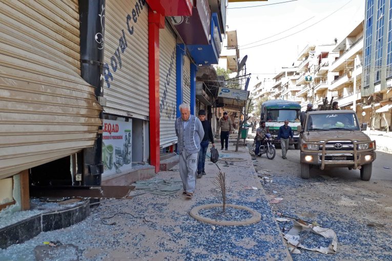 Çekdarekî milîsan hevjîna xwe ji bo xwediyê dikanekê tawanbar bike û tiştên wê talan bike bi kar anî