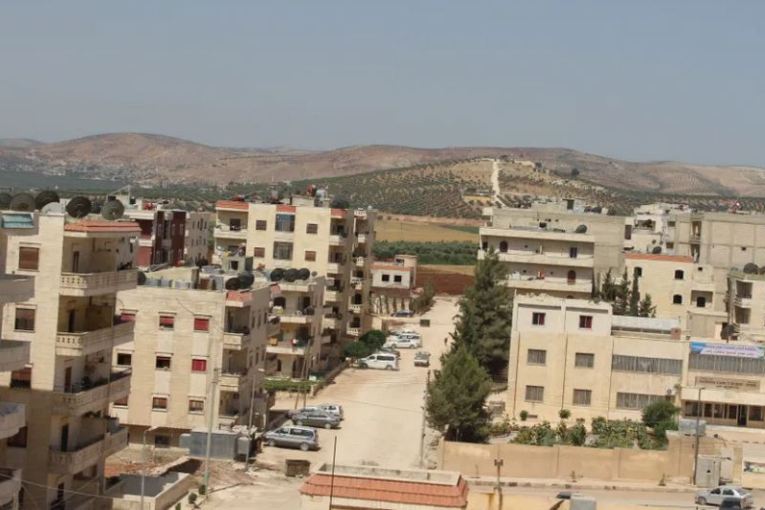 Dagirkeriya Tirkî li Efrînê ajanên xwe bi malên desteserkirî xelat dike