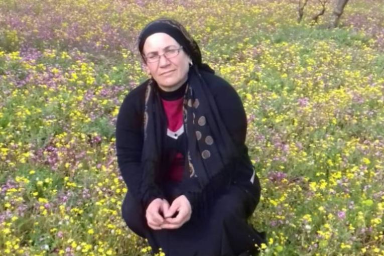 Milîsên “polîsên leşkerî” jineke Kurd li Efrînê beramberî 2000$ berda